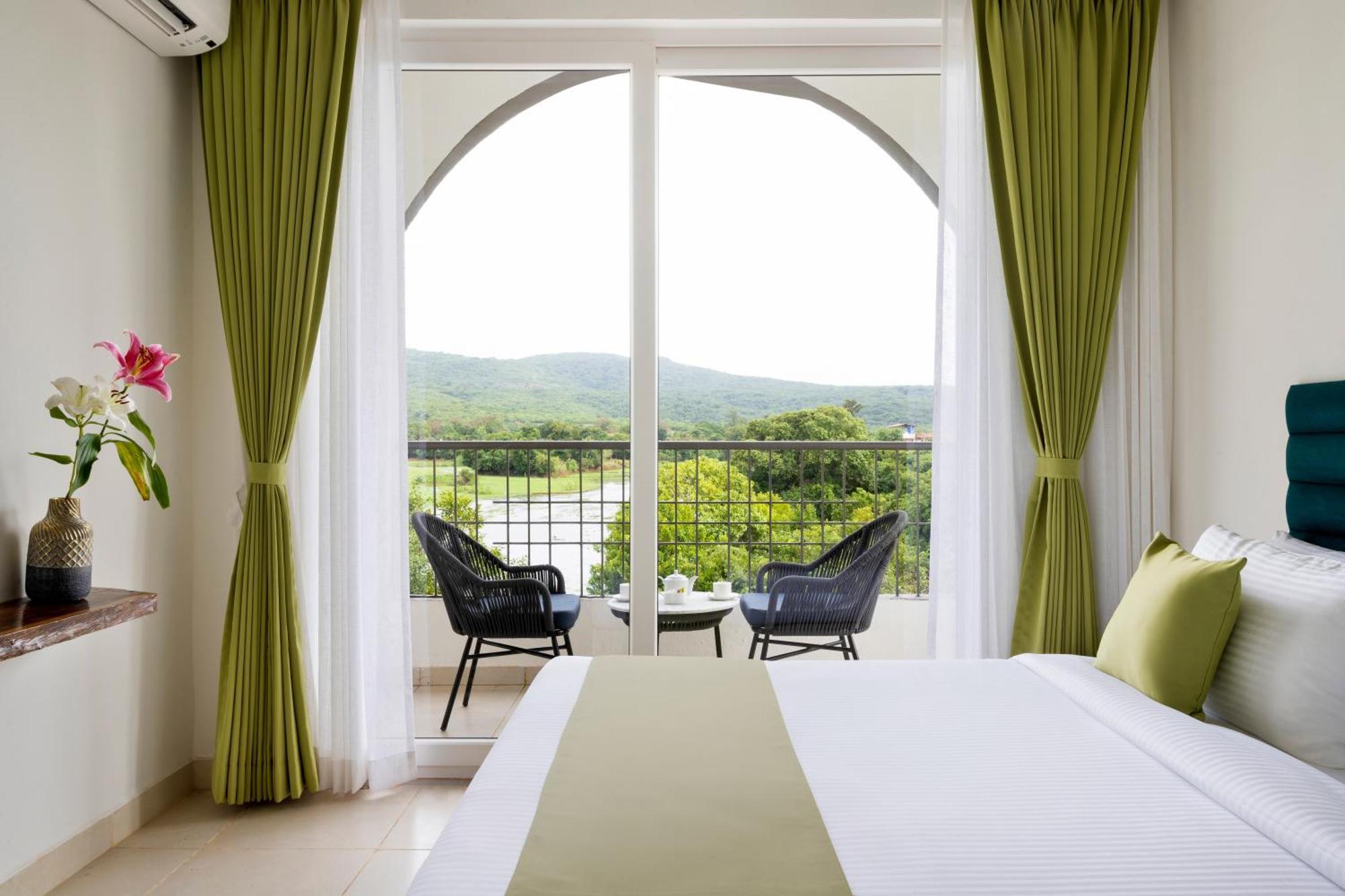 Stone Wood Hotel Amboli Амболи Экстерьер фото