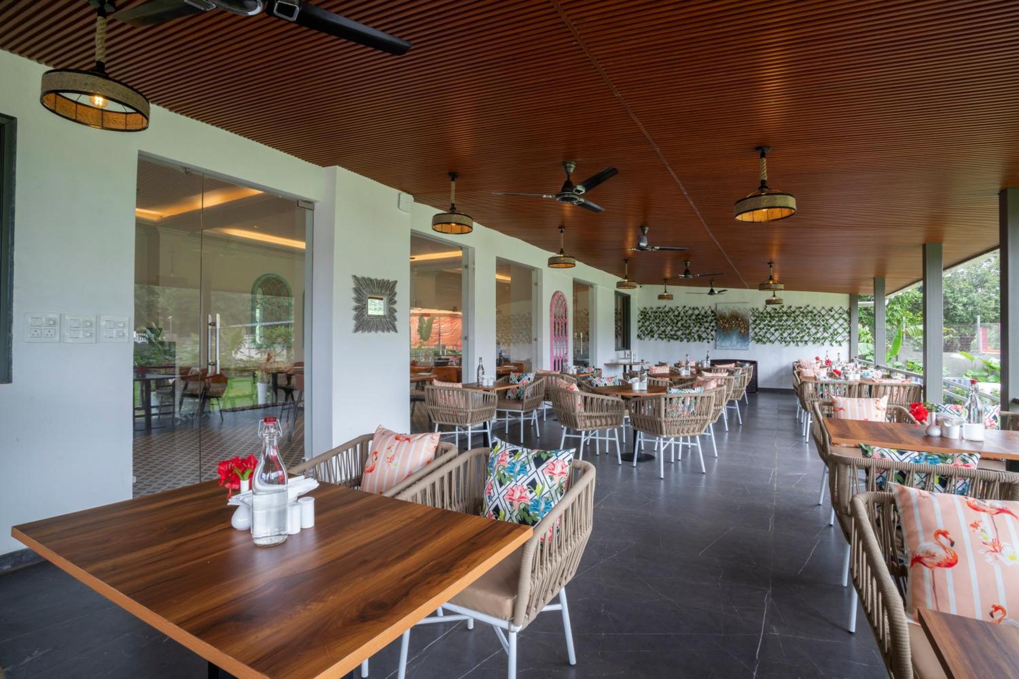 Stone Wood Hotel Amboli Амболи Экстерьер фото