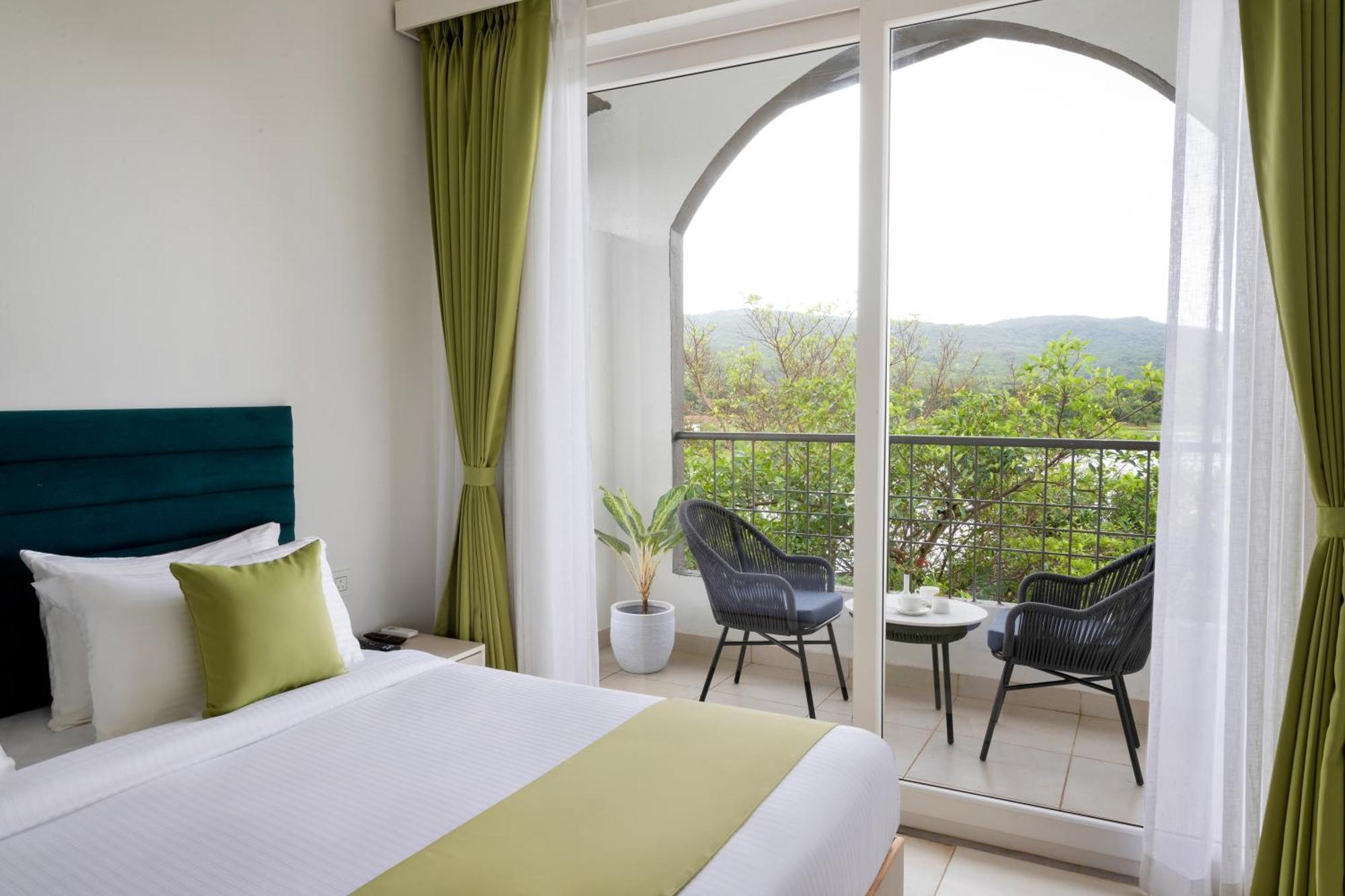 Stone Wood Hotel Amboli Амболи Экстерьер фото