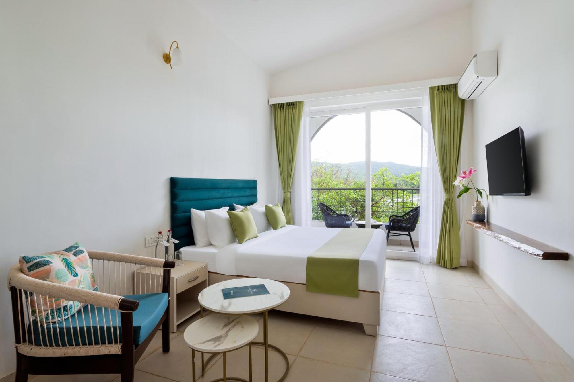 Stone Wood Hotel Amboli Амболи Экстерьер фото
