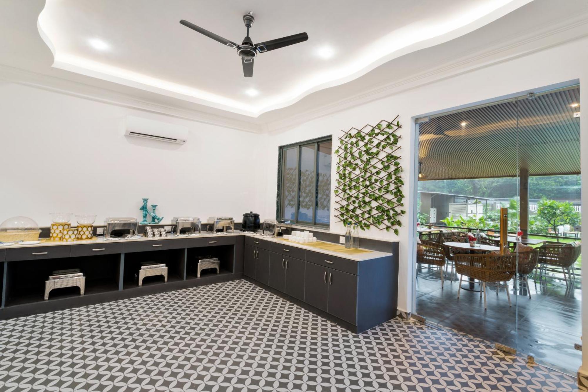 Stone Wood Hotel Amboli Амболи Экстерьер фото