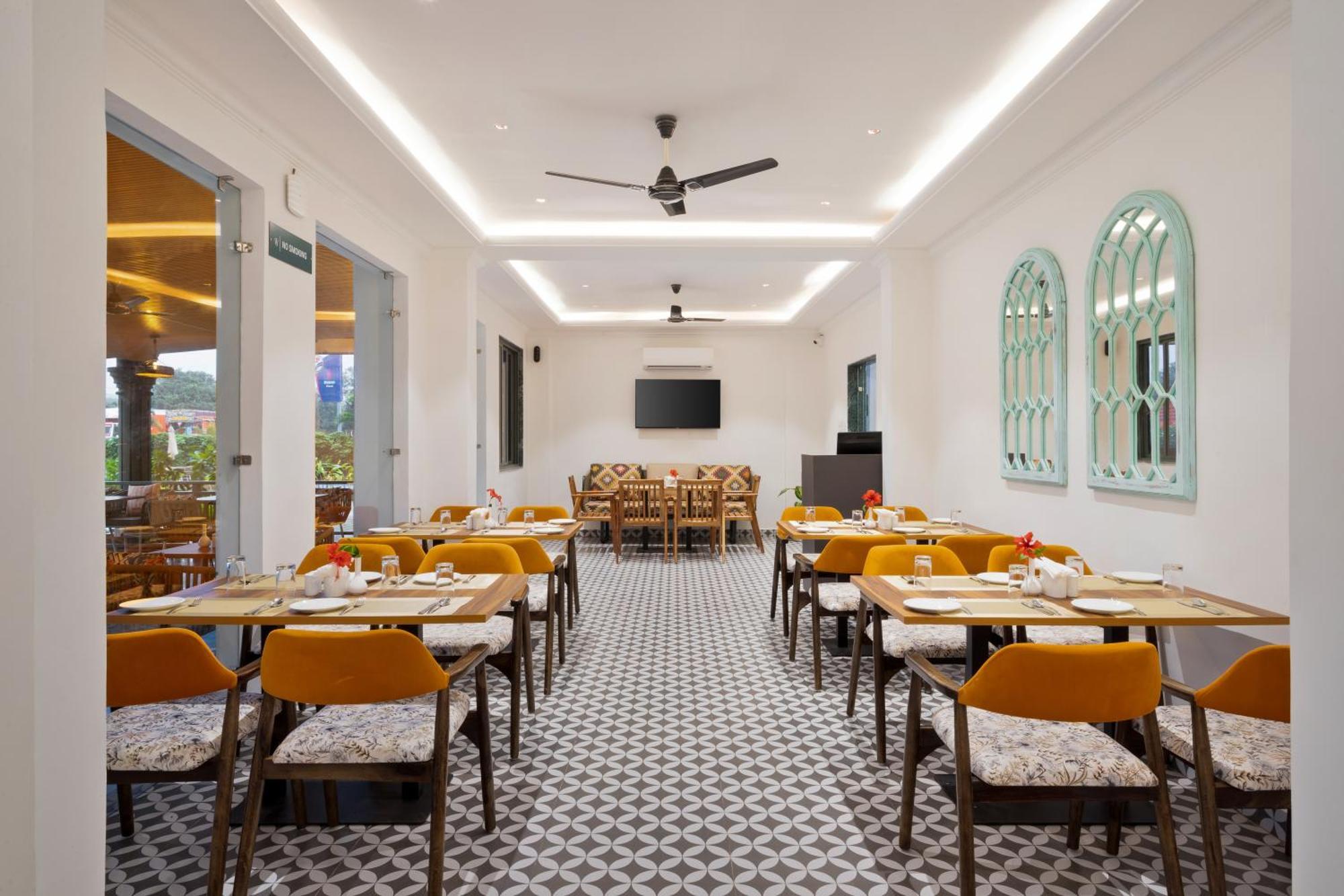 Stone Wood Hotel Amboli Амболи Экстерьер фото