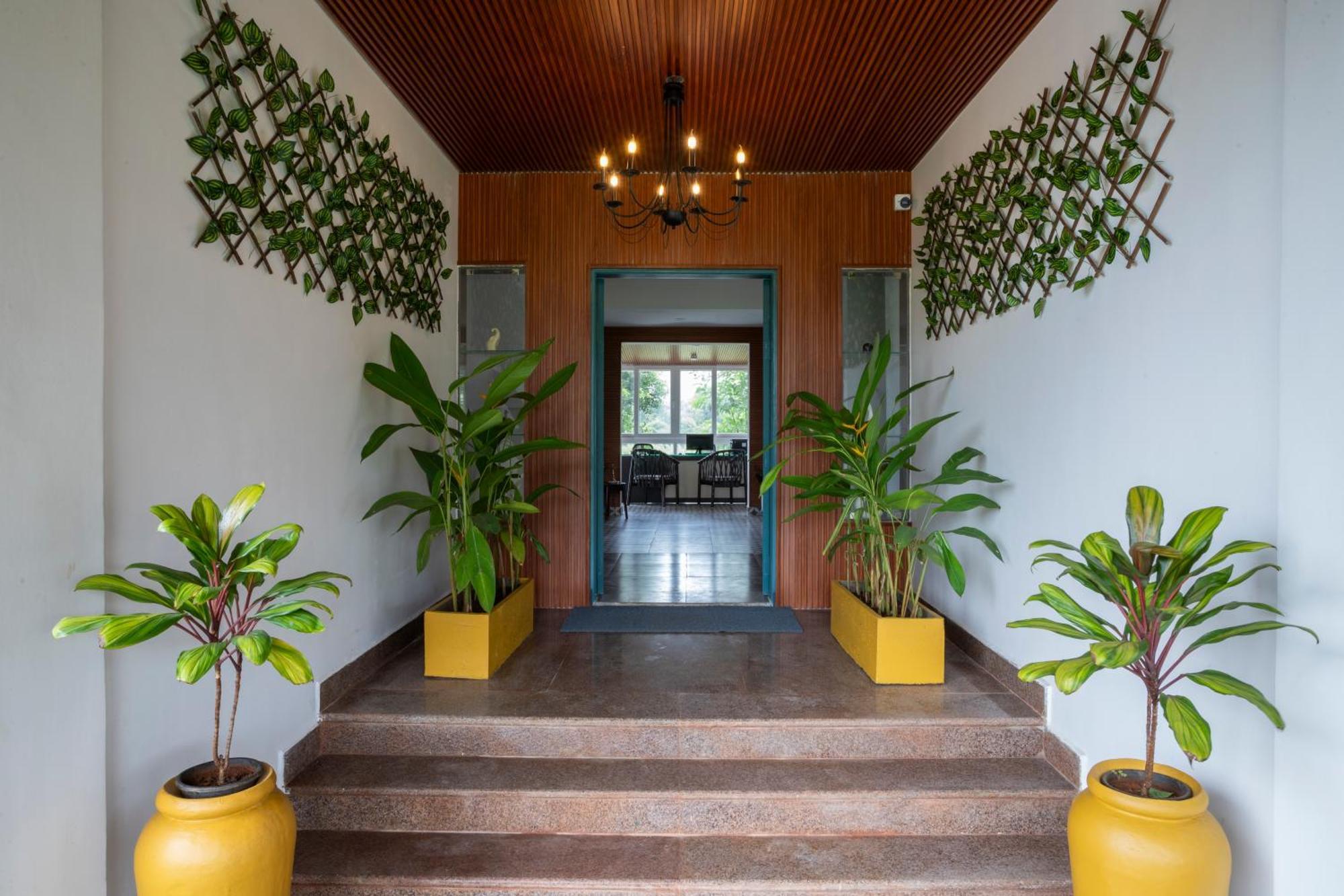 Stone Wood Hotel Amboli Амболи Экстерьер фото