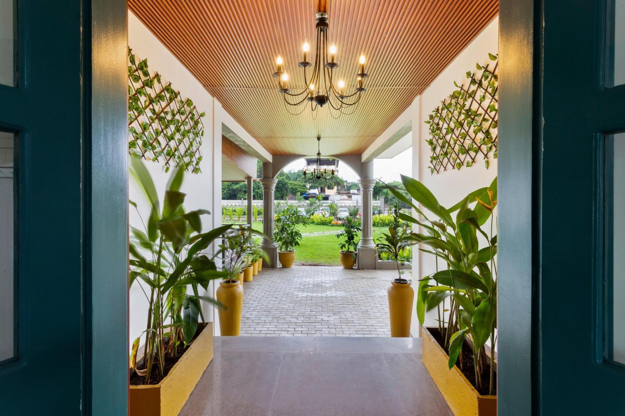 Stone Wood Hotel Amboli Амболи Экстерьер фото