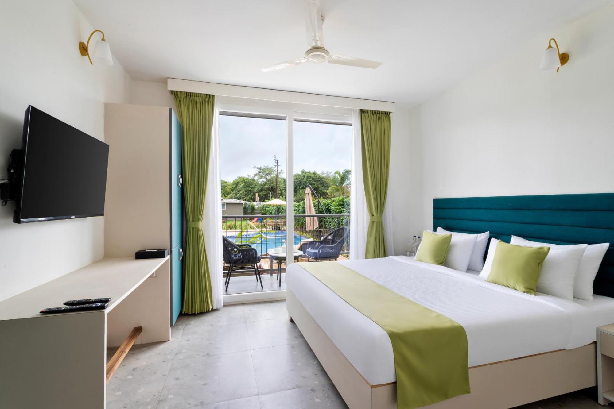 Stone Wood Hotel Amboli Амболи Экстерьер фото