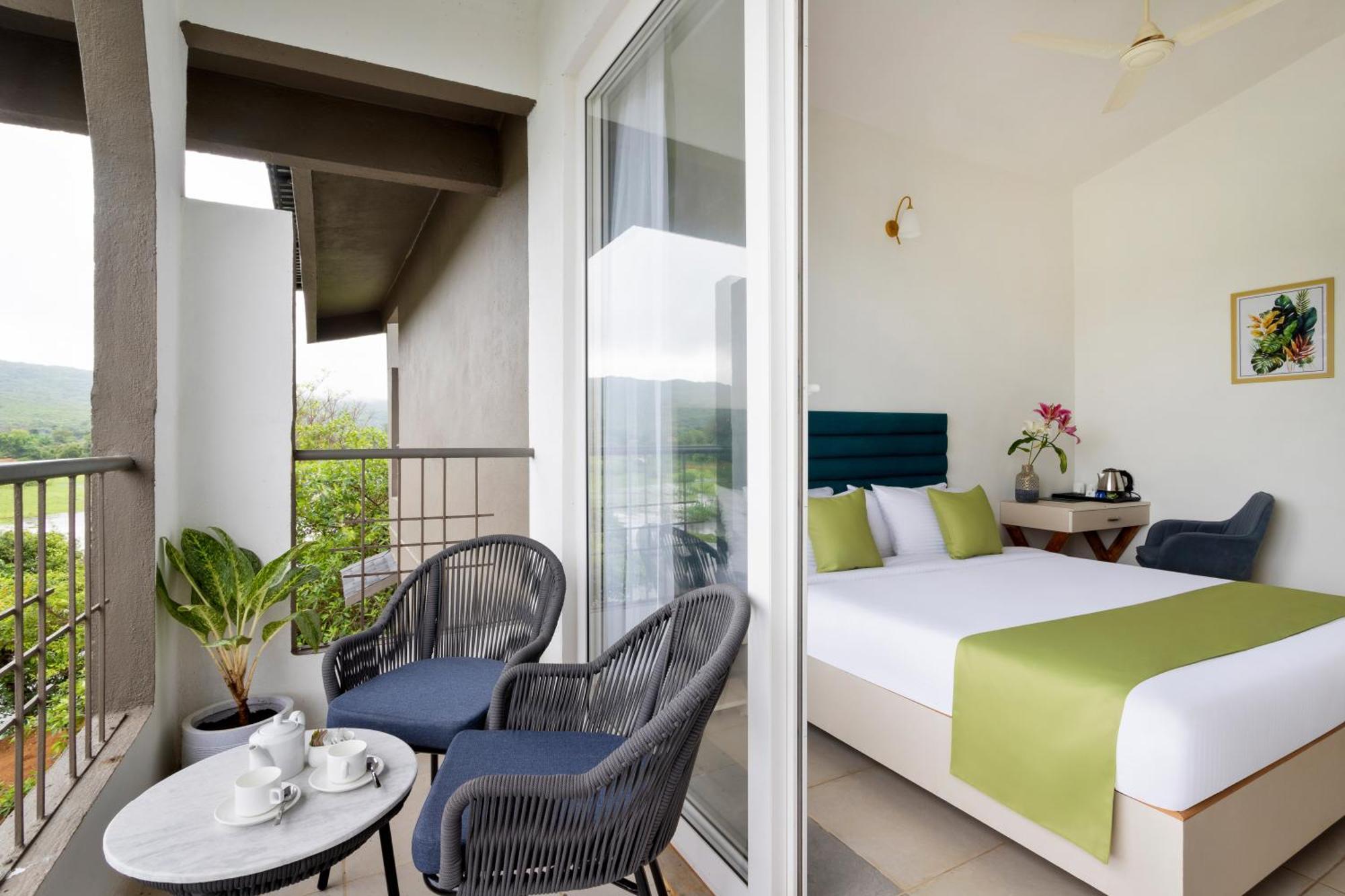 Stone Wood Hotel Amboli Амболи Экстерьер фото
