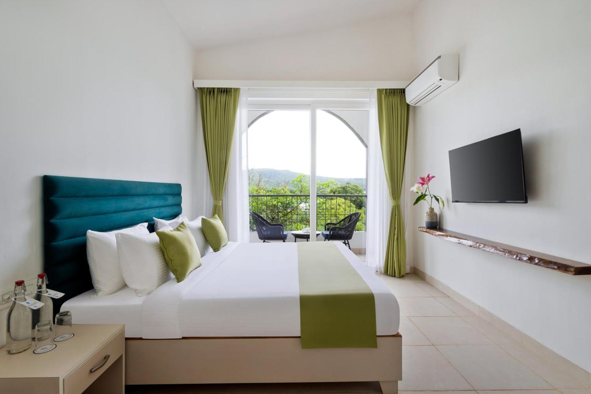 Stone Wood Hotel Amboli Амболи Экстерьер фото