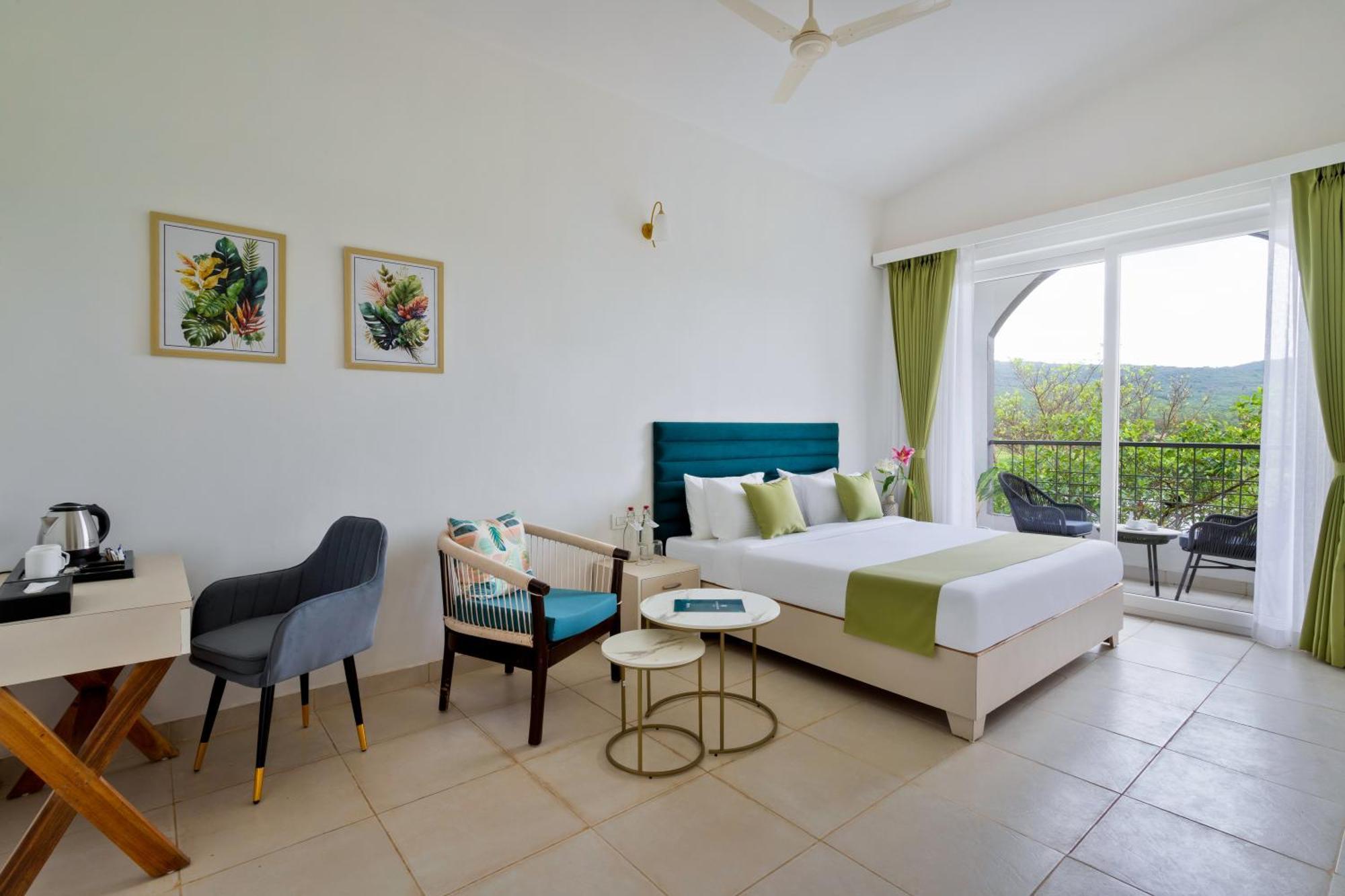 Stone Wood Hotel Amboli Амболи Экстерьер фото