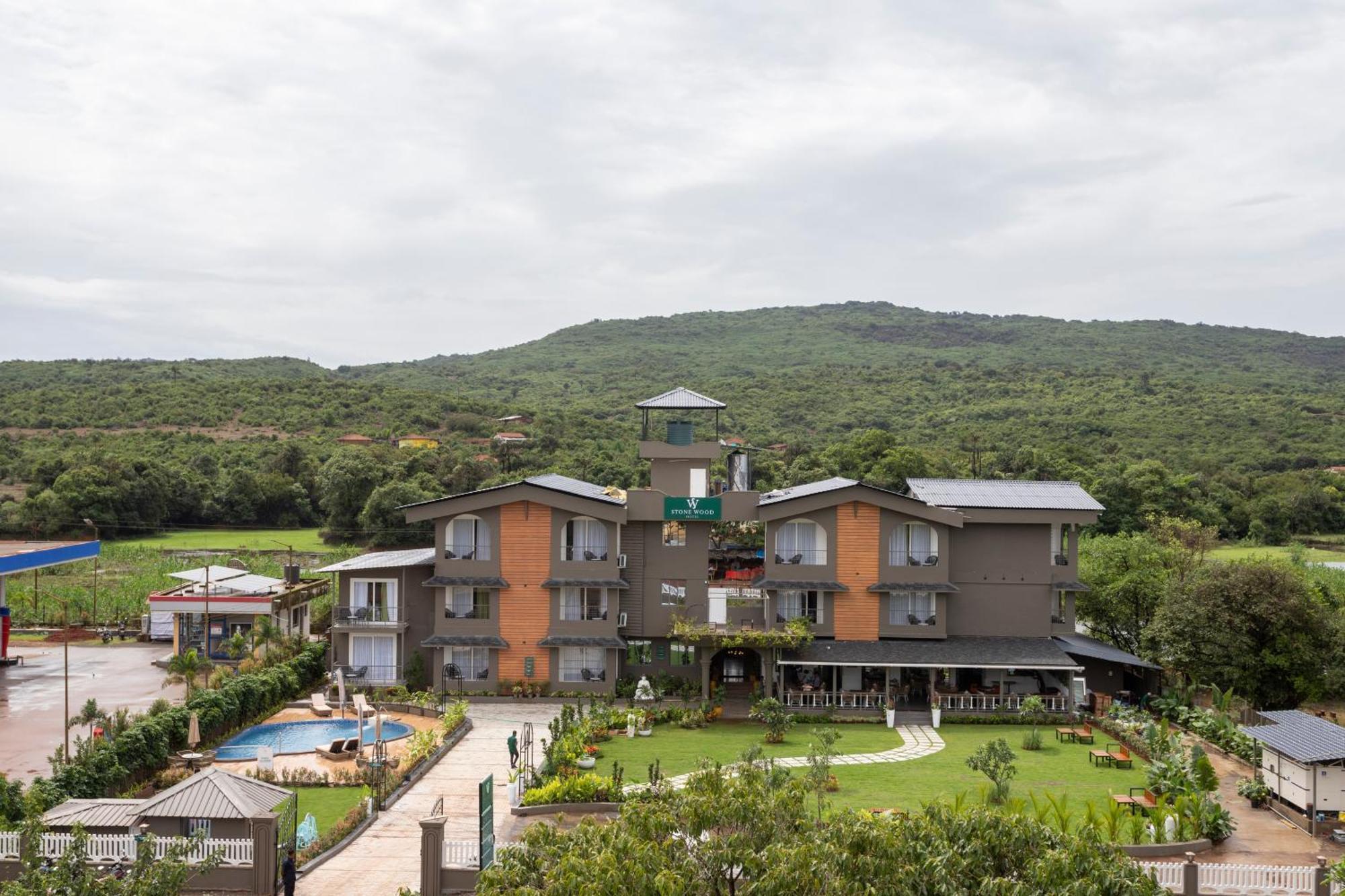 Stone Wood Hotel Amboli Амболи Экстерьер фото