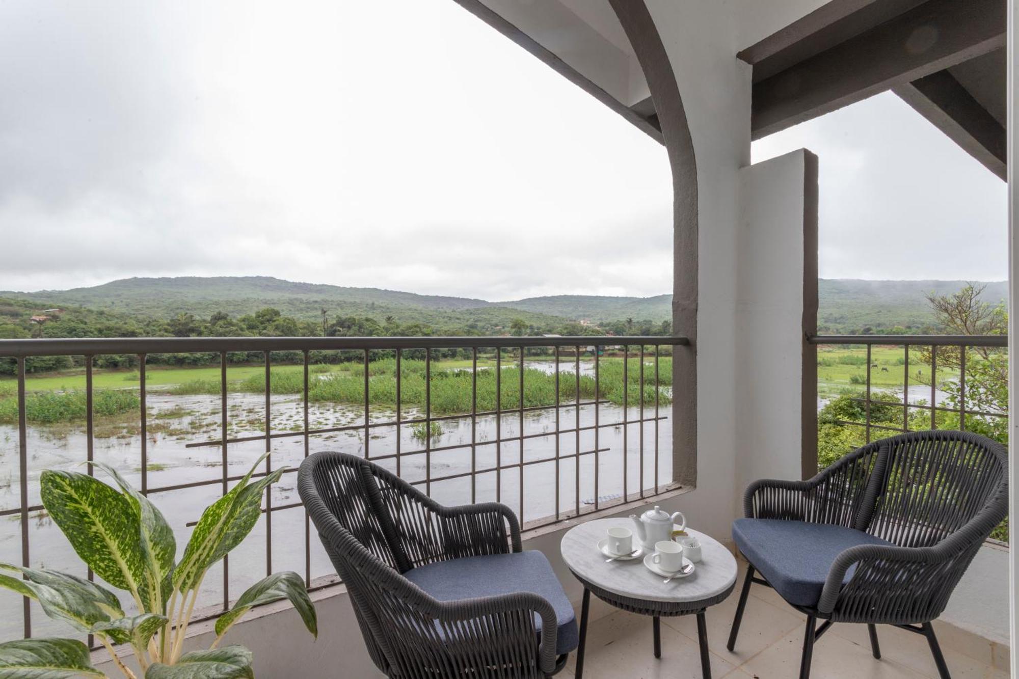 Stone Wood Hotel Amboli Амболи Экстерьер фото