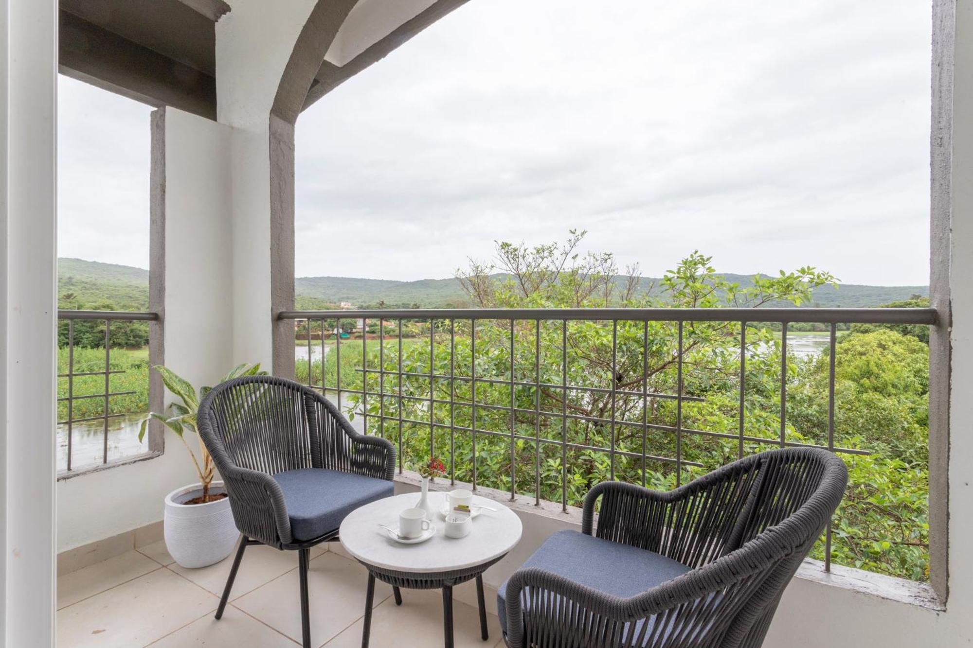 Stone Wood Hotel Amboli Амболи Экстерьер фото