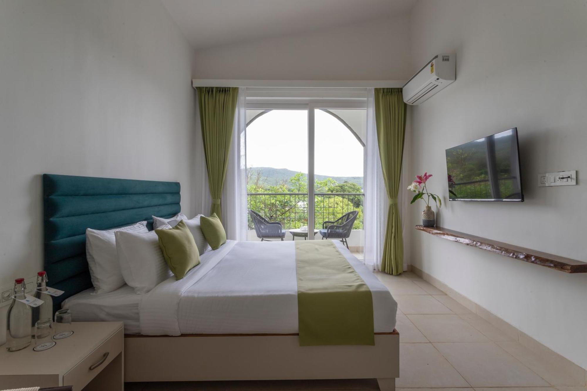 Stone Wood Hotel Amboli Амболи Экстерьер фото
