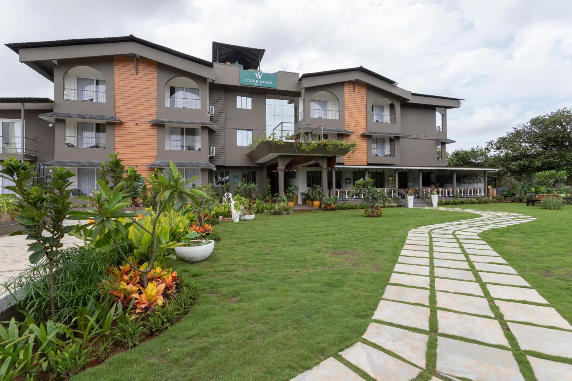 Stone Wood Hotel Amboli Амболи Экстерьер фото