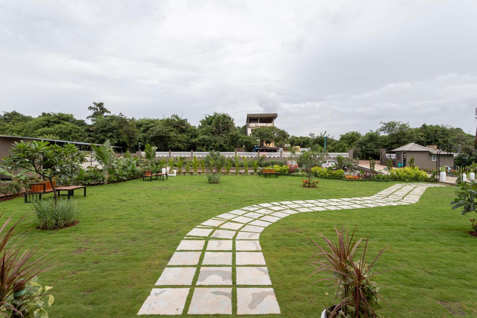 Stone Wood Hotel Amboli Амболи Экстерьер фото