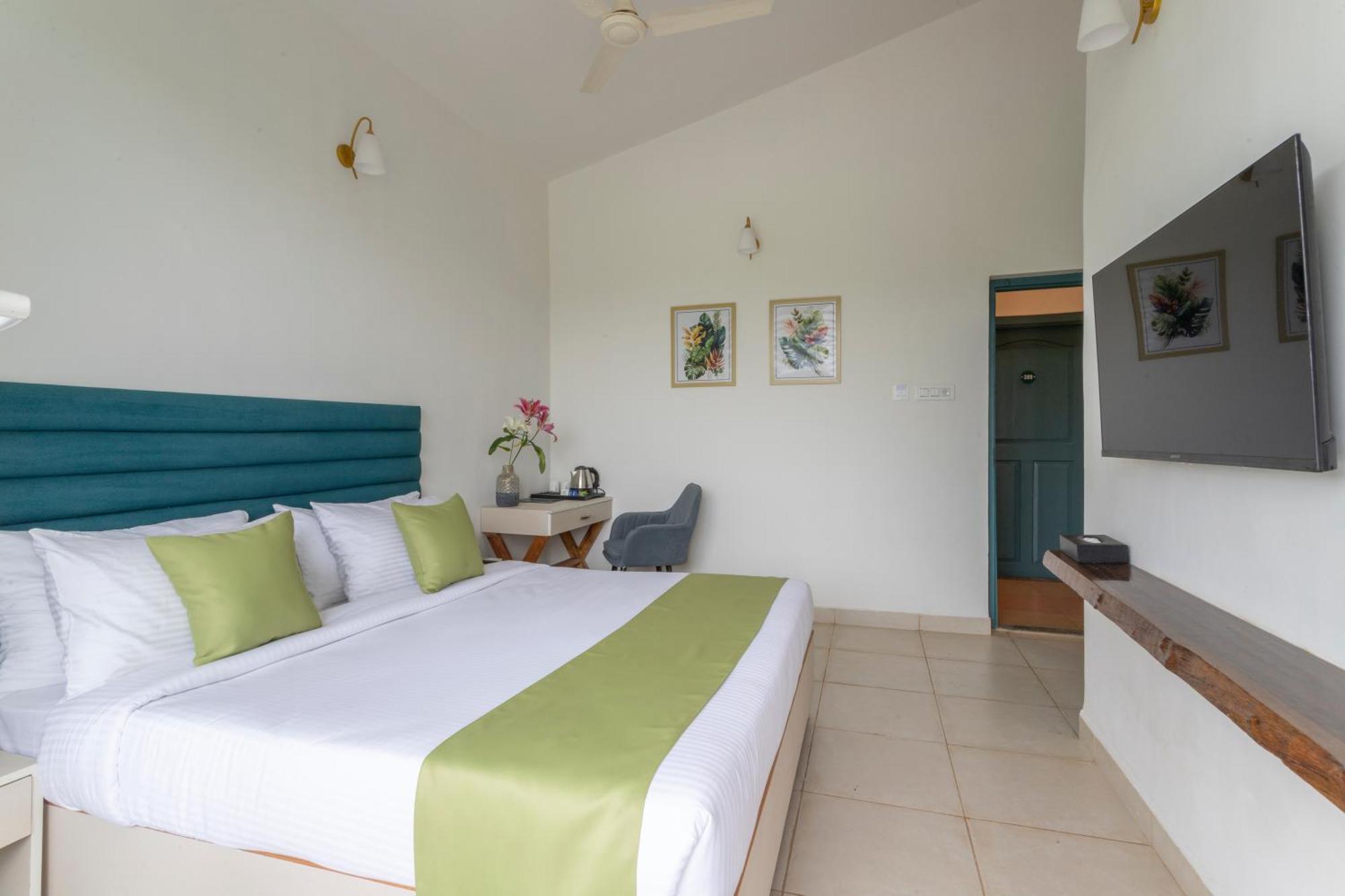 Stone Wood Hotel Amboli Амболи Экстерьер фото