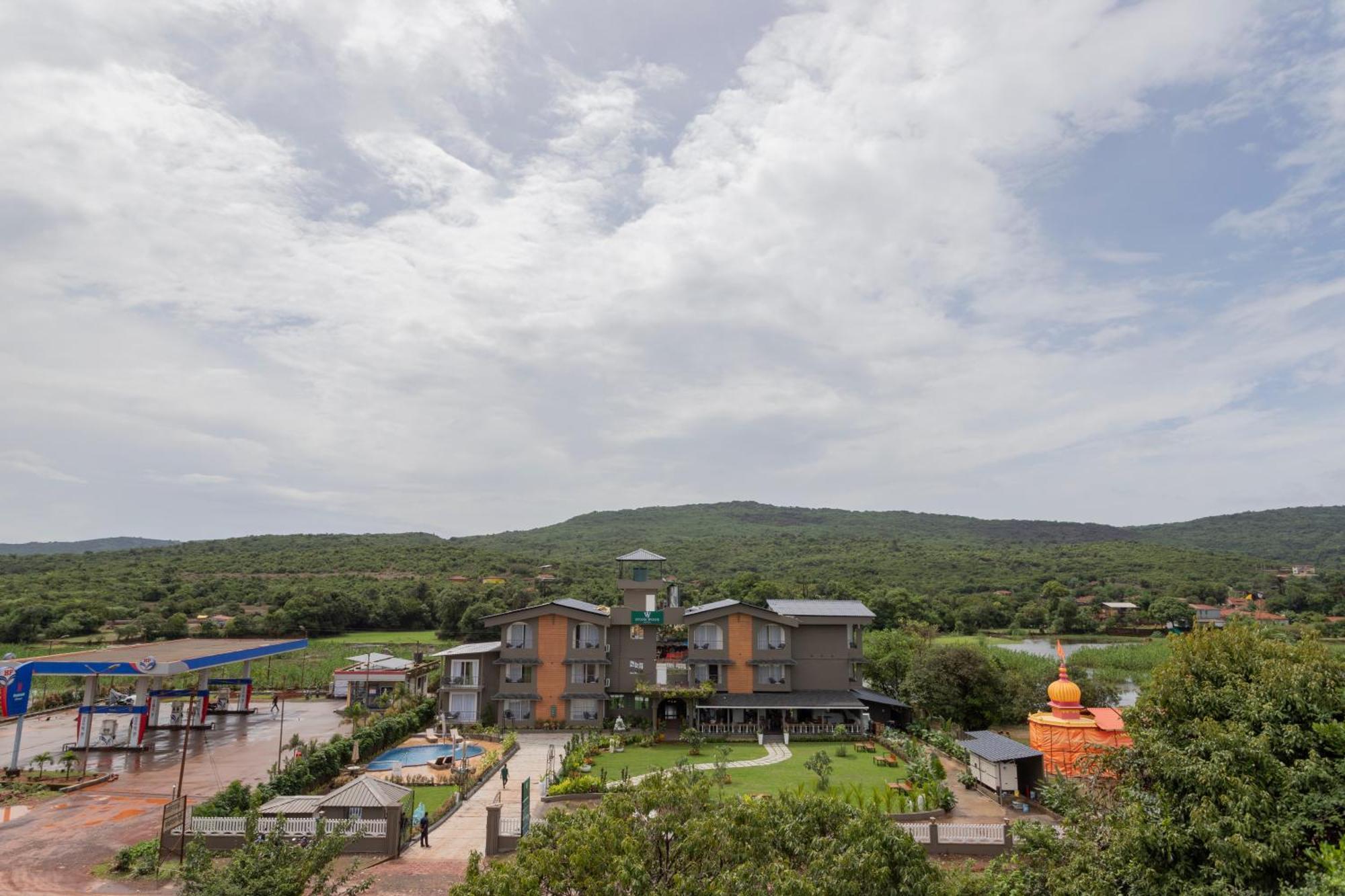 Stone Wood Hotel Amboli Амболи Экстерьер фото