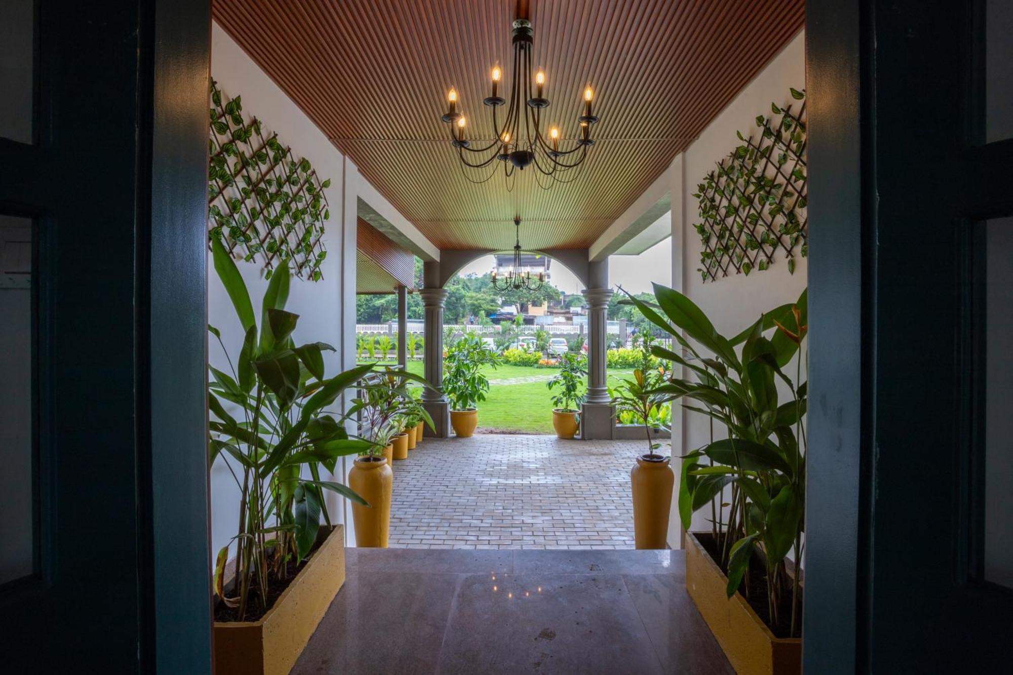 Stone Wood Hotel Amboli Амболи Экстерьер фото