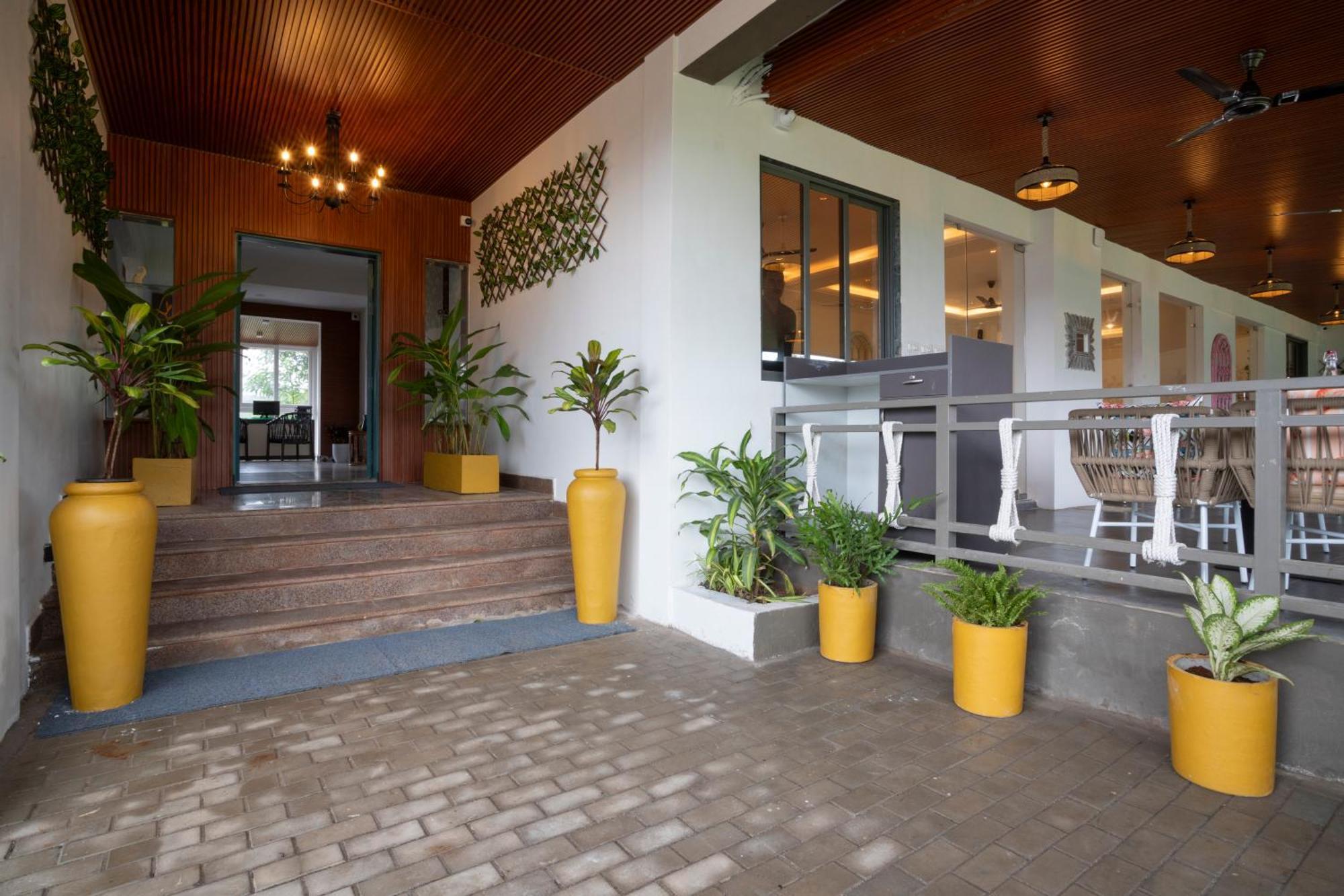 Stone Wood Hotel Amboli Амболи Экстерьер фото