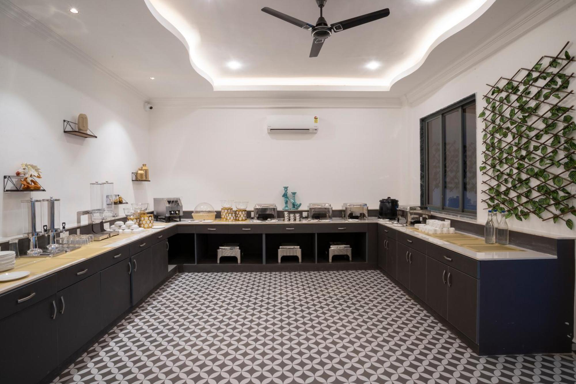 Stone Wood Hotel Amboli Амболи Экстерьер фото