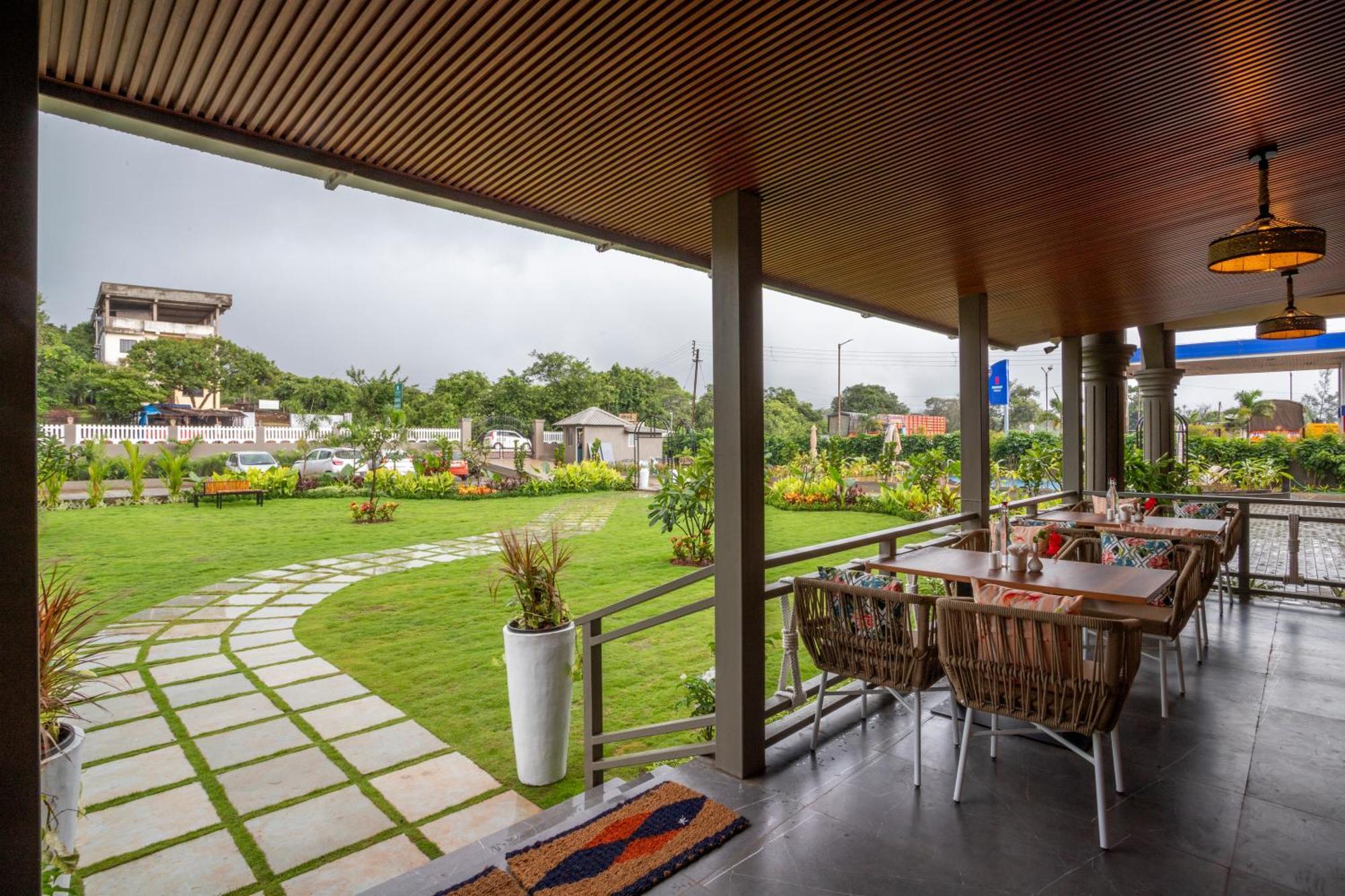 Stone Wood Hotel Amboli Амболи Экстерьер фото